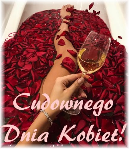 Kobieta w wannie pełnej płatków róż 8 marca